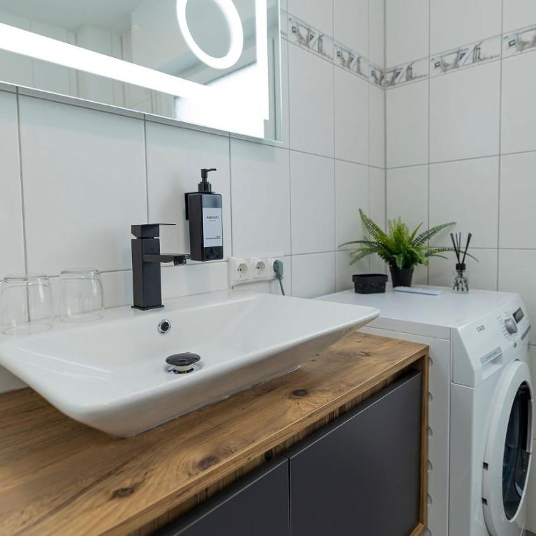 Luxx Home MM, Airport - Parkplatz - Küche - Balkon - Deluxe Apartment mit 3 Schlafzimmern - 54