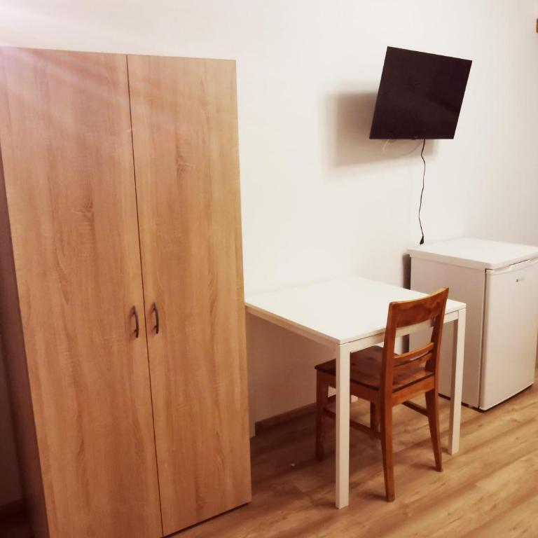 Appartements Höpfl - Dreibettzimmer mit Gemeinschaftsdusche/ -WC - 1
