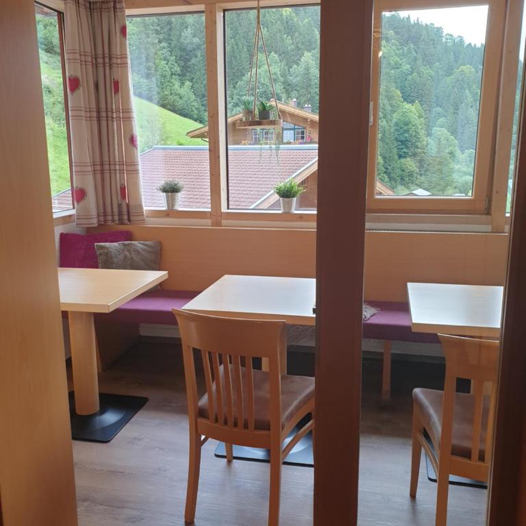 Pension Embacher GmbH & Co KG - Familienzimmer mit Dusche - 13