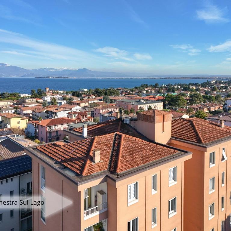 Window of Lake Family Apartment with Parking Spot DesenzanoLoft Official Partner Homes & Villas by Marriott Bonvoy - Appartamento con Vista Lago - 7