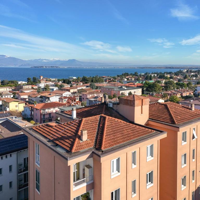 Window of Lake Family Apartment with Parking Spot DesenzanoLoft Official Partner Homes & Villas by Marriott Bonvoy - Appartamento con Vista Lago - 29
