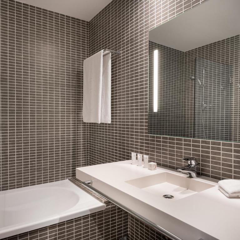 AC Hotel by Marriott Alicante - King Room with Sofa Bed - 1