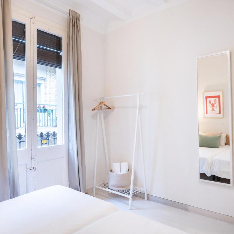 Cozy Apartment in the Heart of Gracia, Barcelona - Two-Bedroom Apartment - 11
