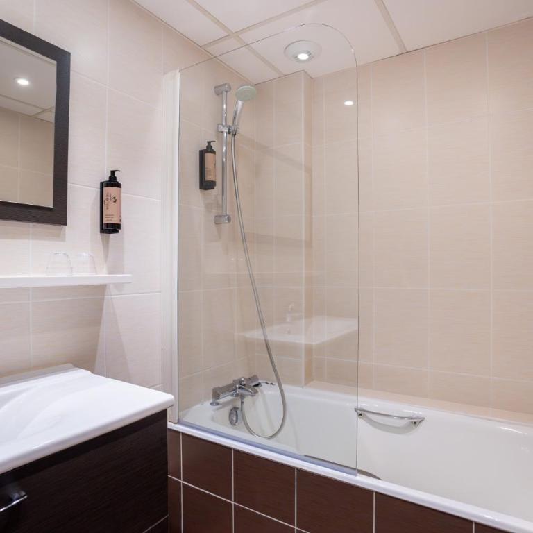 Hôtel La Réserve - Chambre Double de Luxe - Vue sur Lac - 11