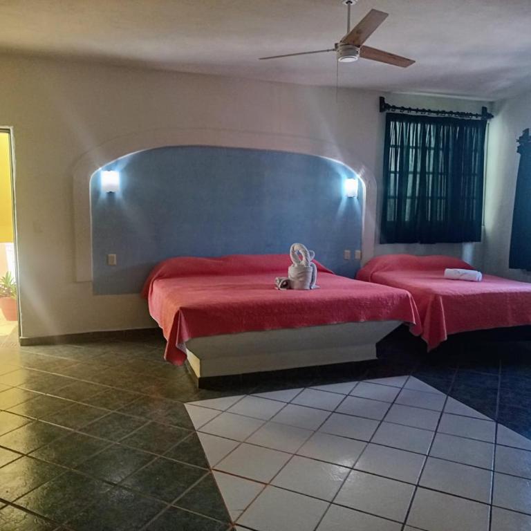 HOTEL ATLANTIDA - Queen Room with Two Queen Beds - 2
