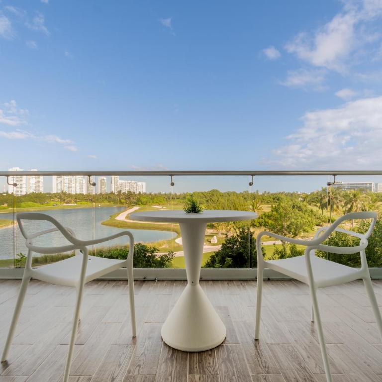EHDEN Vacation Suites Puerto Cancún - Suite con balcón y vistas al campo de golf - 8