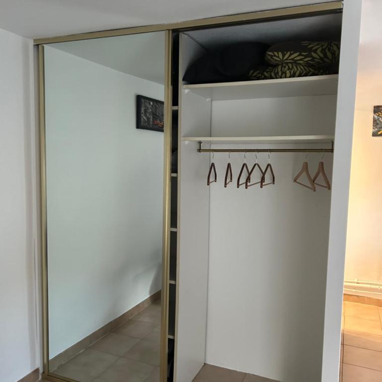 Studio climatisé avec terrasse ombragée dans maison au calme et dans la verdure - Apartment mit 1 Schlafzimmer - 3