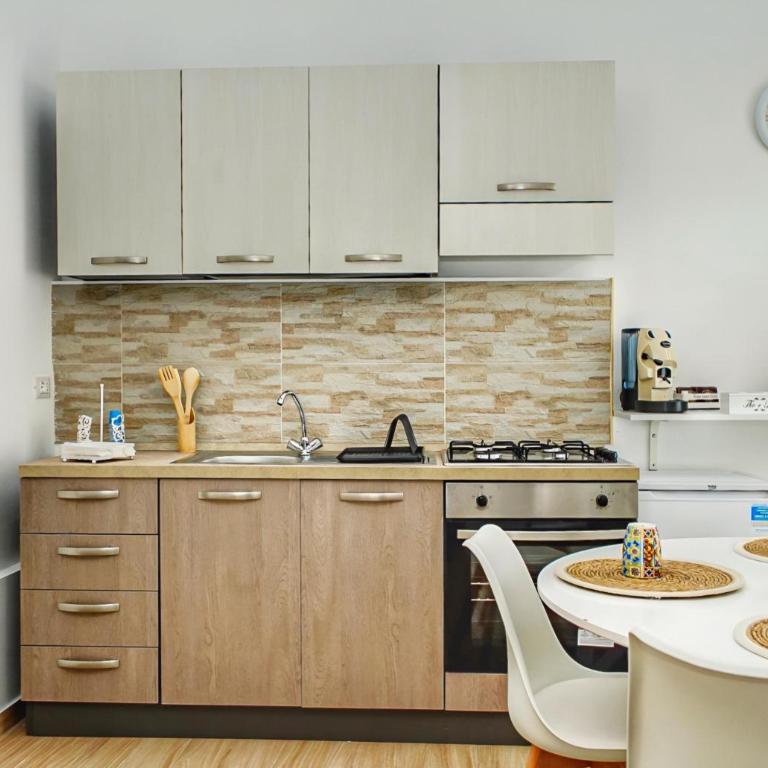 Sunflower Apartment - One-Bedroom House - 6