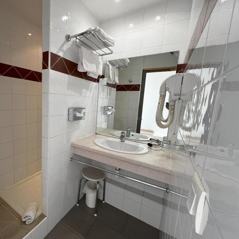 Hotel Les Nevons - Chambre Double ou Lits Jumeaux Confort avec Balcon - 4