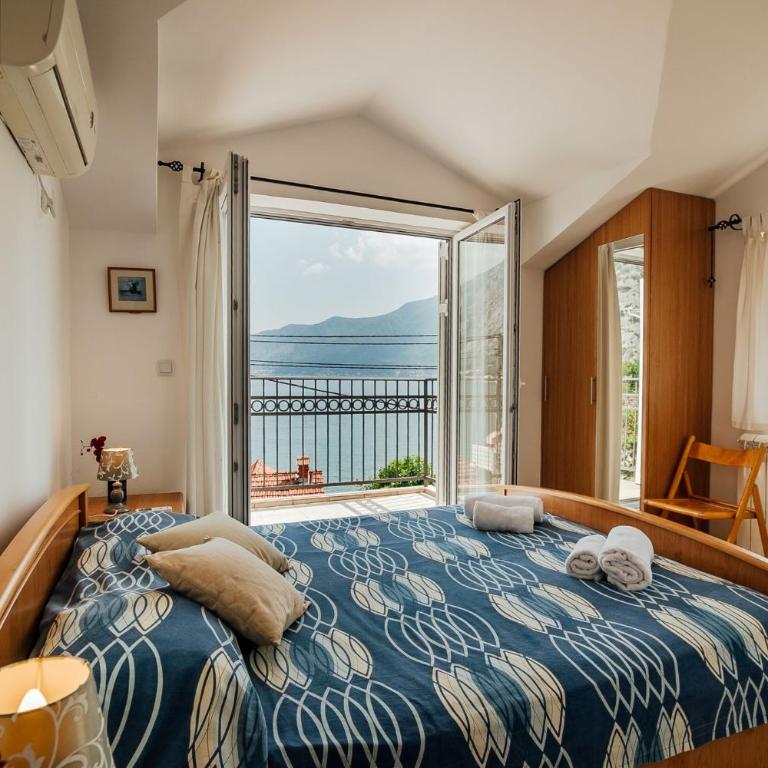 Spacious Family 4BR Seaside House, Fantastic Sea Views, 20 Meters to Beach - Vacation Home - 6