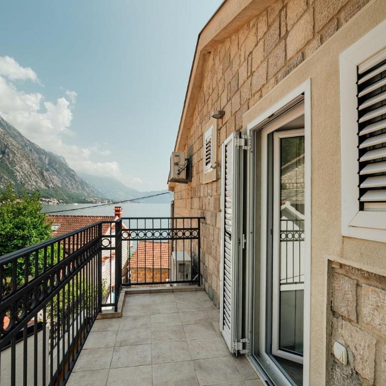 Spacious Family 4BR Seaside House, Fantastic Sea Views, 20 Meters to Beach - Vacation Home - 14