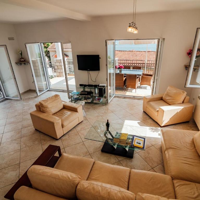 Spacious Family 4BR Seaside House, Fantastic Sea Views, 20 Meters to Beach - Vacation Home - 15