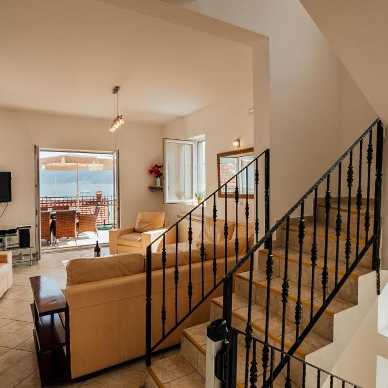 Spacious Family 4BR Seaside House, Fantastic Sea Views, 20 Meters to Beach - Vacation Home - 9