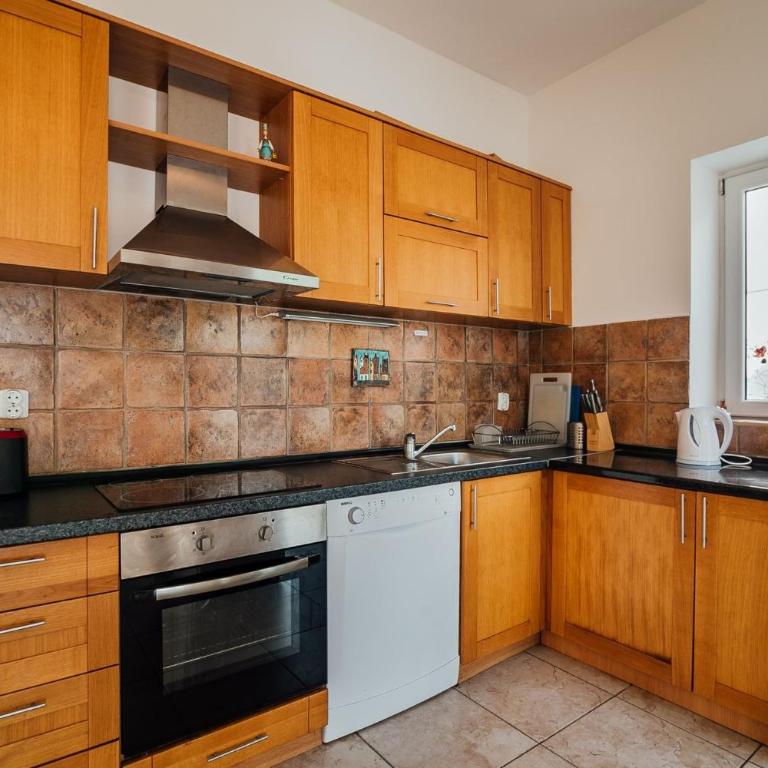 Spacious Family 4BR Seaside House, Fantastic Sea Views, 20 Meters to Beach - Vacation Home - 20