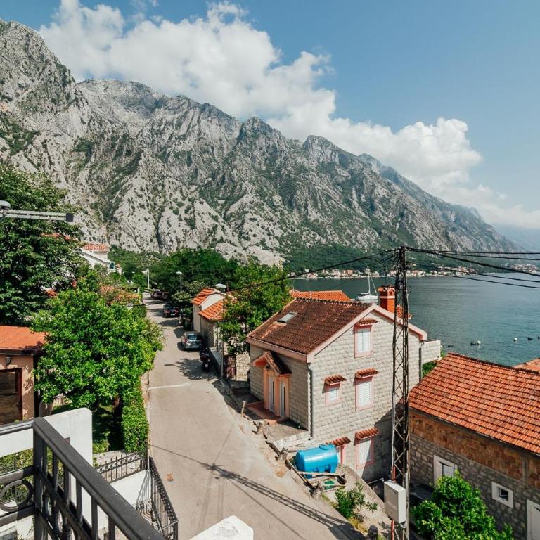 Spacious Family 4BR Seaside House, Fantastic Sea Views, 20 Meters to Beach - Vacation Home - 26