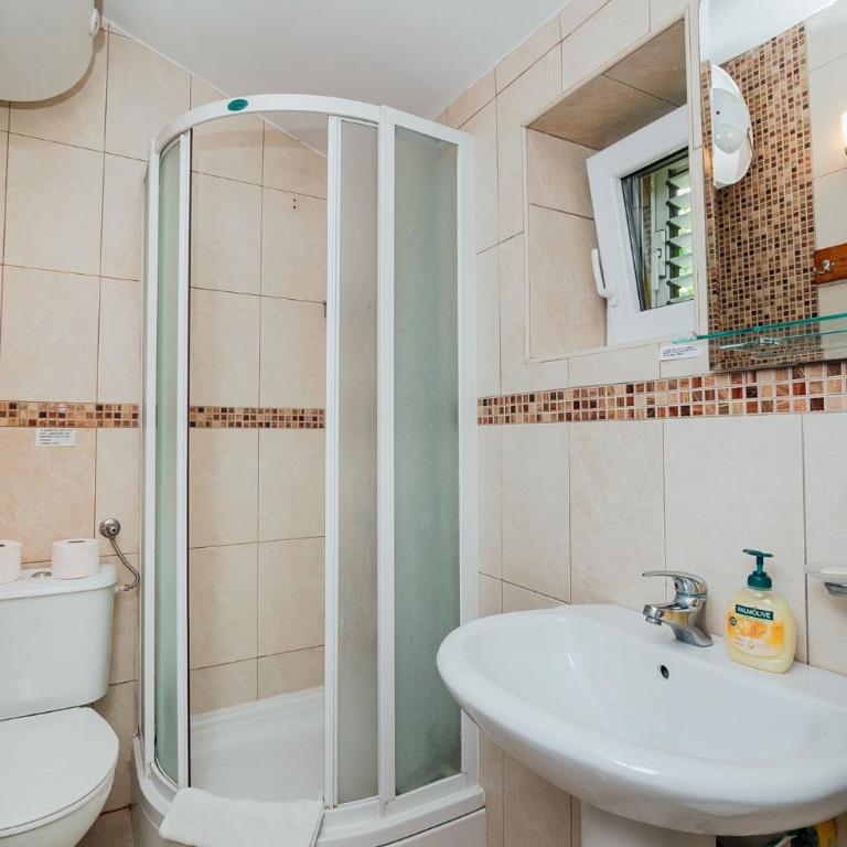 Spacious Family 4BR Seaside House, Fantastic Sea Views, 20 Meters to Beach - Vacation Home - 33