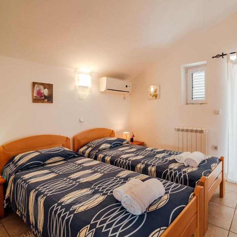 Spacious Family 4BR Seaside House, Fantastic Sea Views, 20 Meters to Beach - Vacation Home - 34
