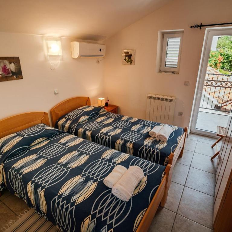 Spacious Family 4BR Seaside House, Fantastic Sea Views, 20 Meters to Beach - Vacation Home - 35