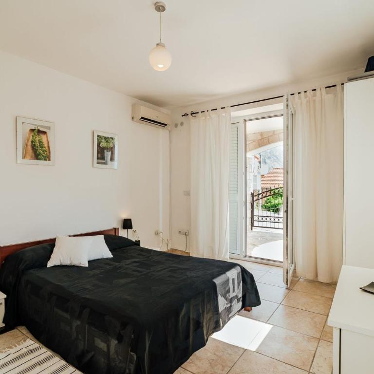 Spacious Family 4BR Seaside House, Fantastic Sea Views, 20 Meters to Beach - Vacation Home - 38