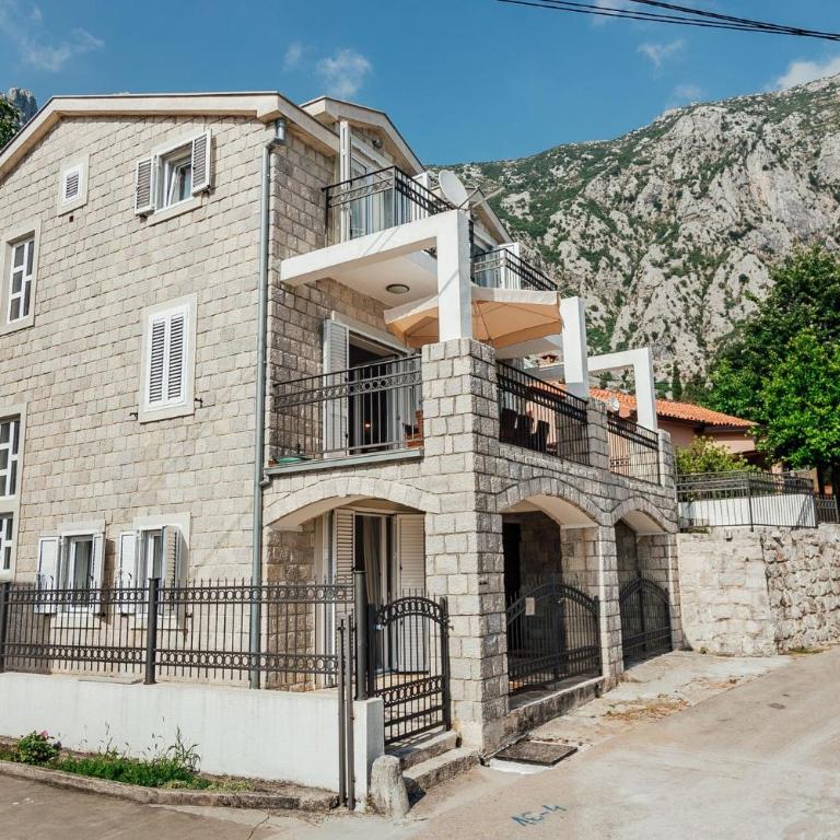Spacious Family 4BR Seaside House, Fantastic Sea Views, 20 Meters to Beach - Vacation Home - 41