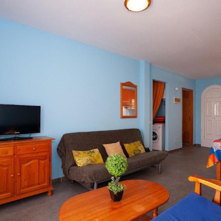 Apartment near the beach with a huge terrace, patio, wifi and parking - Apartamento - 12