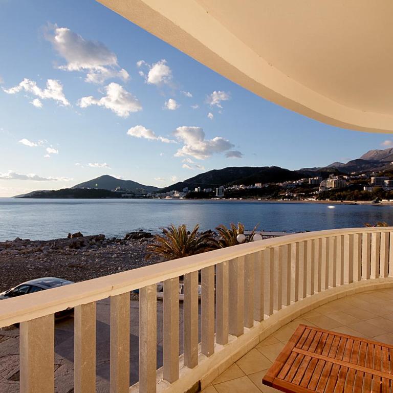 Sea view Apartments Rafailovici - Apartman sa 3 Spavaće Sobe i Pogledom na More - 2