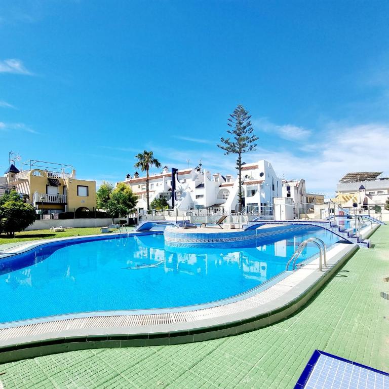 Charming Upper Bungalow with Terrace and Communal Pool in Torrevieja - Apartamento - 4