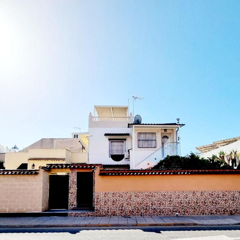 Charming Upper Bungalow with Terrace and Communal Pool in Torrevieja - Apartamento - 2