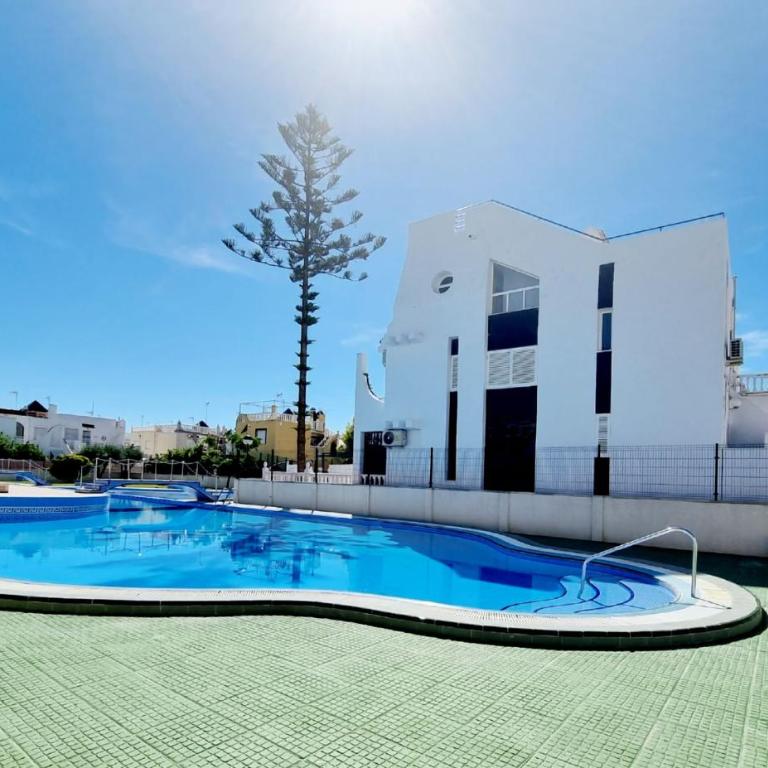 Charming Upper Bungalow with Terrace and Communal Pool in Torrevieja - Apartamento - 18
