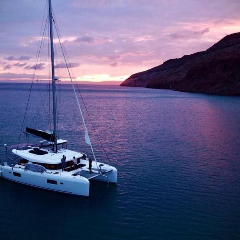 Epic Magical Catamaran In Marina - Casa - 3