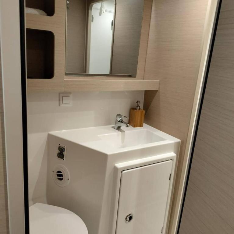 Epic Magical Catamaran In Marina - Casa - 11