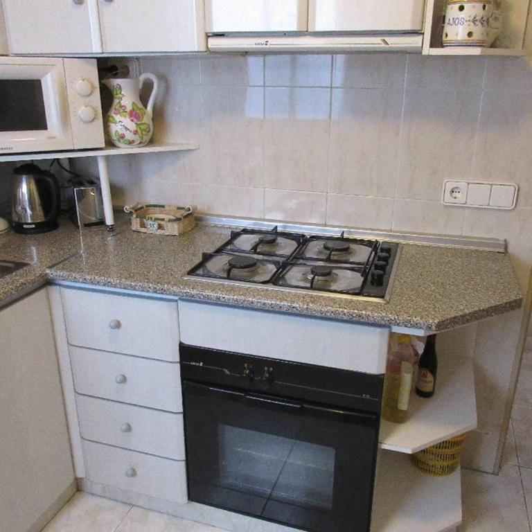 Beautiful 2-bedroom apartment less than 50m from the beach and side sea views - Apartamento - 4