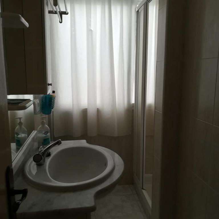 Beautiful 2-bedroom apartment less than 50m from the beach and side sea views - Apartamento - 10