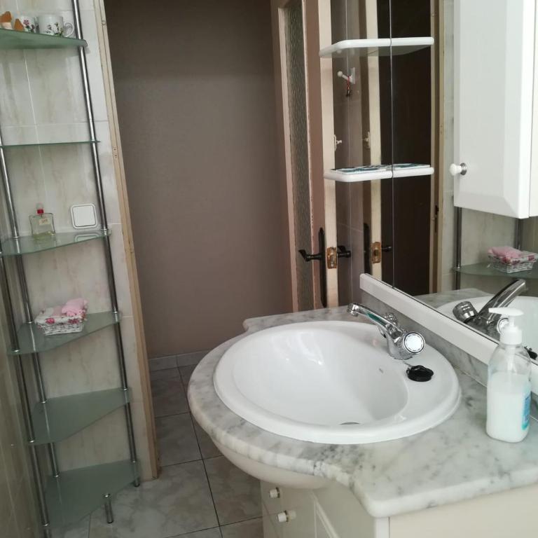 Beautiful 2-bedroom apartment less than 50m from the beach and side sea views - Apartamento - 16
