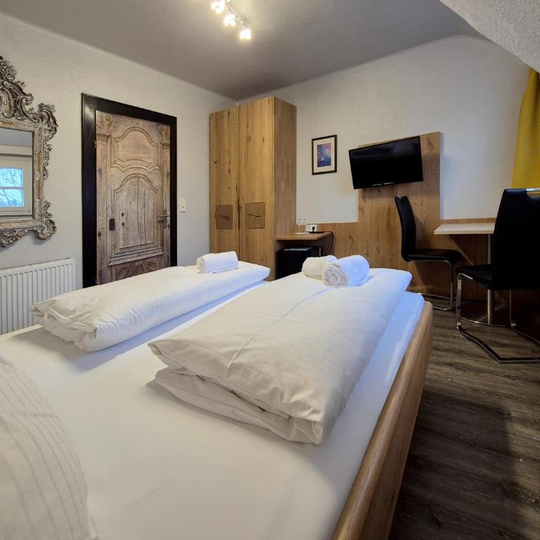 Hotel Mäuerle - Doppelzimmer mit einem eigenen Bad auf dem Flur - 1