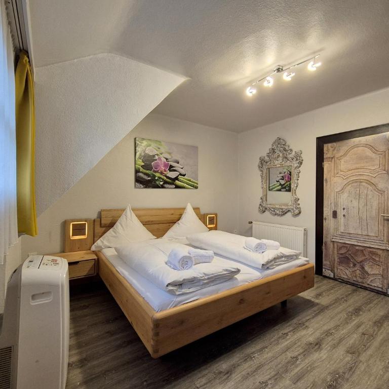 Hotel Mäuerle - Doppelzimmer mit einem eigenen Bad auf dem Flur - 3