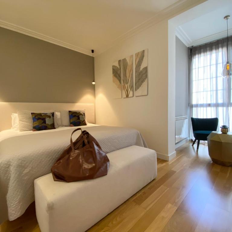Spacious Elegant on Avenue Diagonal By MyRentalHost - Three-Bedroom Apartment - 4