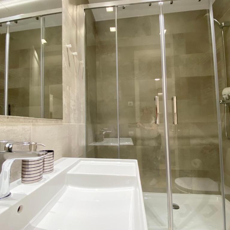 Spacious Elegant on Avenue Diagonal By MyRentalHost - Three-Bedroom Apartment - 25