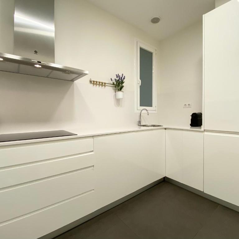 Spacious Elegant on Avenue Diagonal By MyRentalHost - Three-Bedroom Apartment - 34
