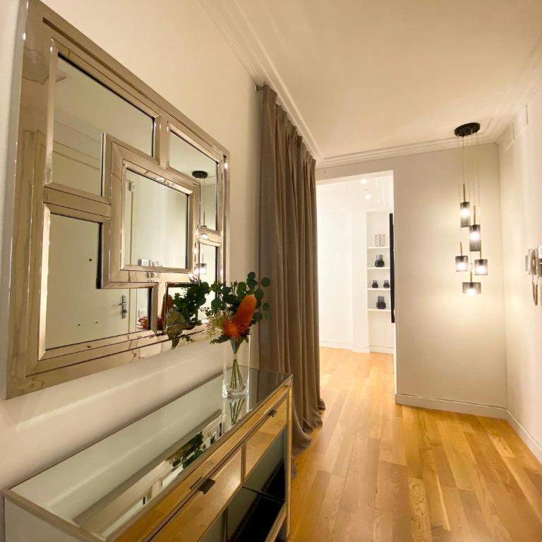 Spacious Elegant on Avenue Diagonal By MyRentalHost - Three-Bedroom Apartment - 5