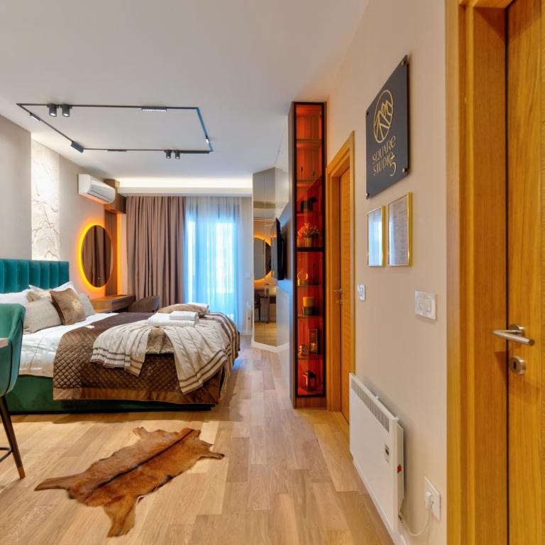 Square Studio 5 - Studio Apartment with King Bed - 3