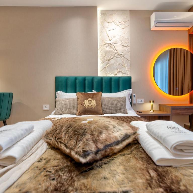 Square Studio 5 - Studio Apartment with King Bed - 10