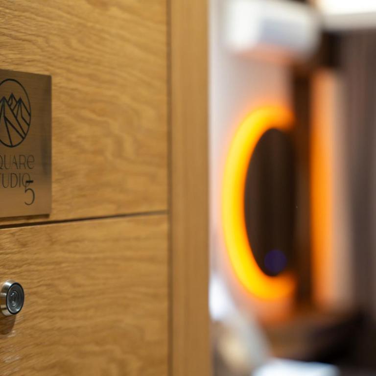 Square Studio 5 - Studio Apartment with King Bed - 2