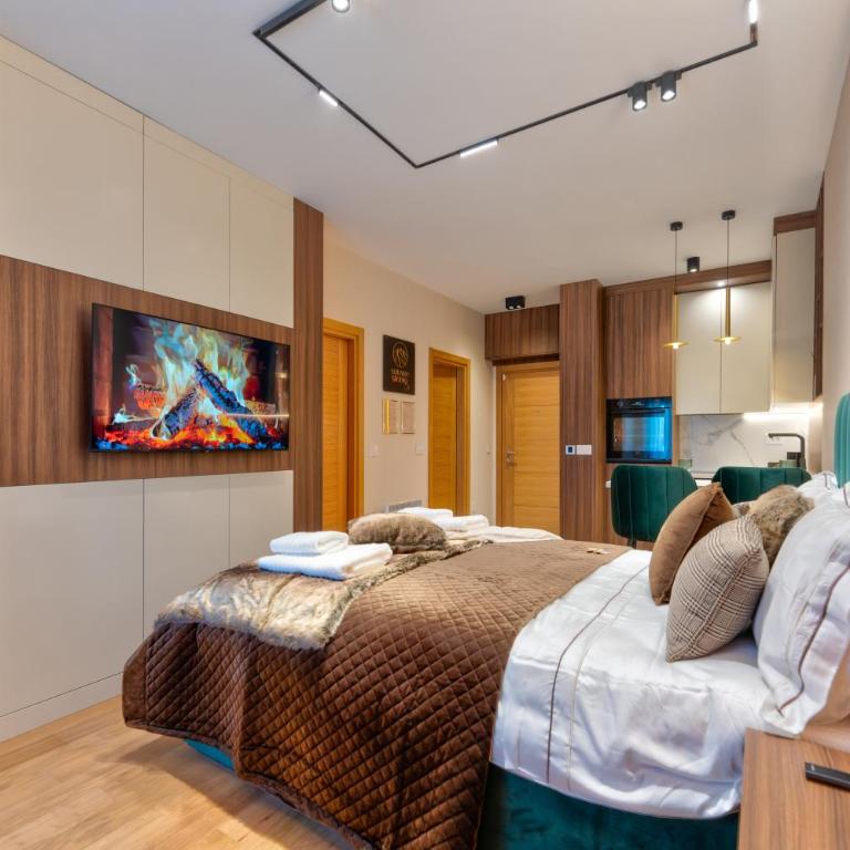 Square Studio 5 - Studio Apartment with King Bed - 8