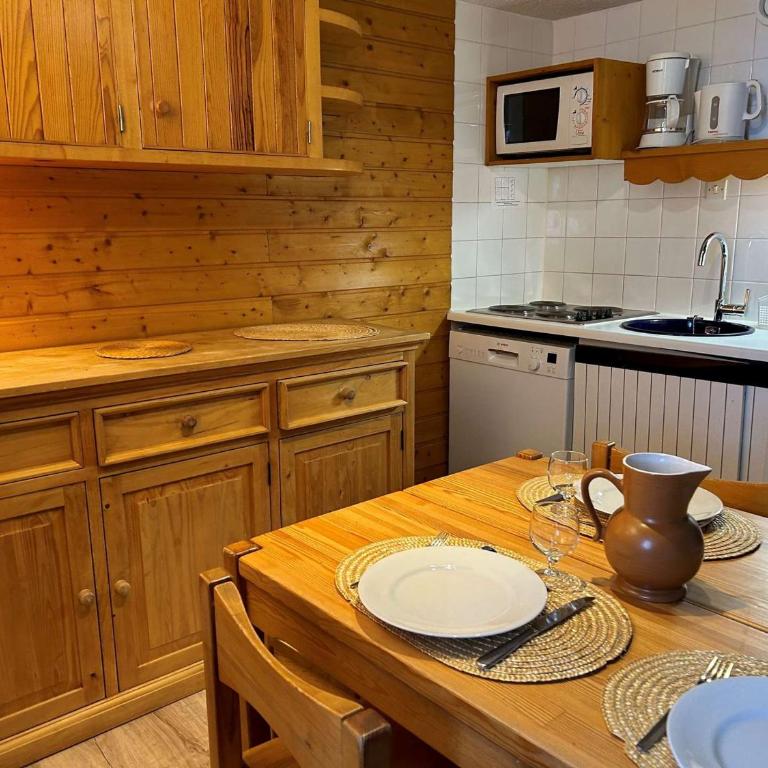 Studio Mezzanine pour 4 Pers - Centre Méribel, Proche Pistes et Commerces, Animaux Acceptés - Appartement 1 Chambre - 9