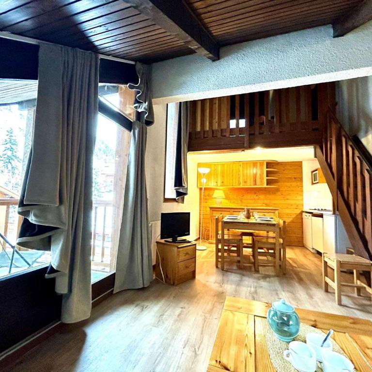 Studio Mezzanine pour 4 Pers - Centre Méribel, Proche Pistes et Commerces, Animaux Acceptés - Appartement 1 Chambre - 10