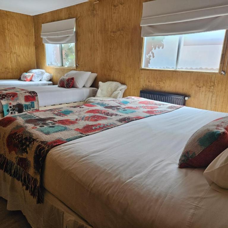Hostal Lago Cóndor Patagonia - Quadruple Room with Private Bathroom - 4