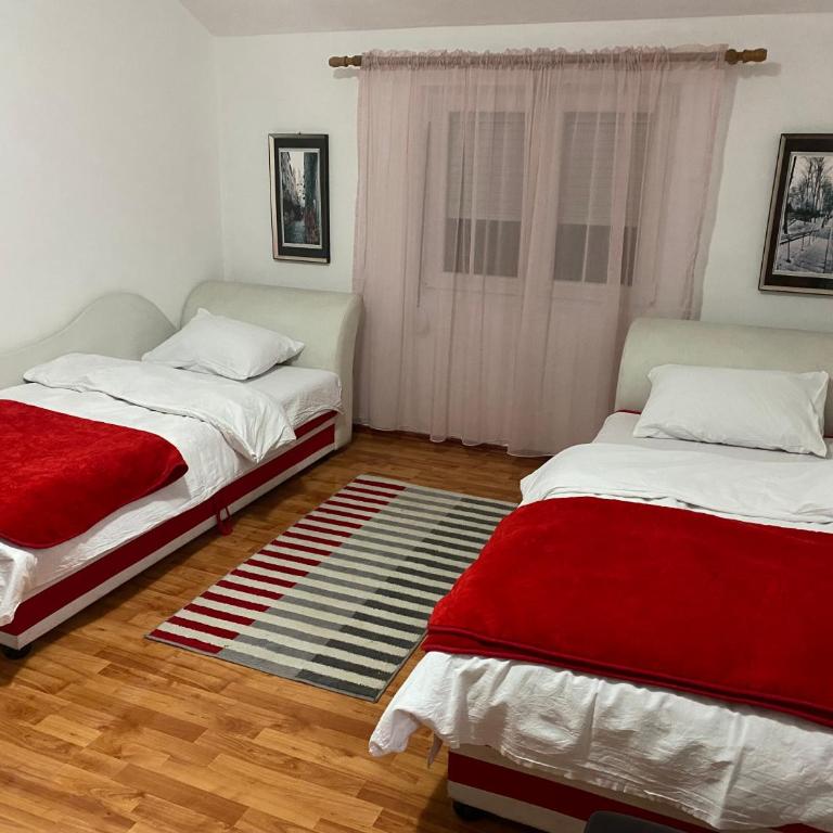 Apartmani Breze - Standard Twin Room with Shared Bathroom - 2