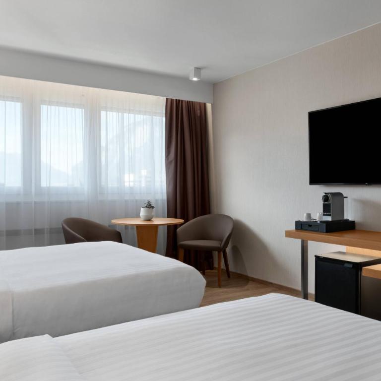 AC Hotel by Marriott Innsbruck - Standard Zimmer mit 2 Doppelbetten und Bergblick - 1