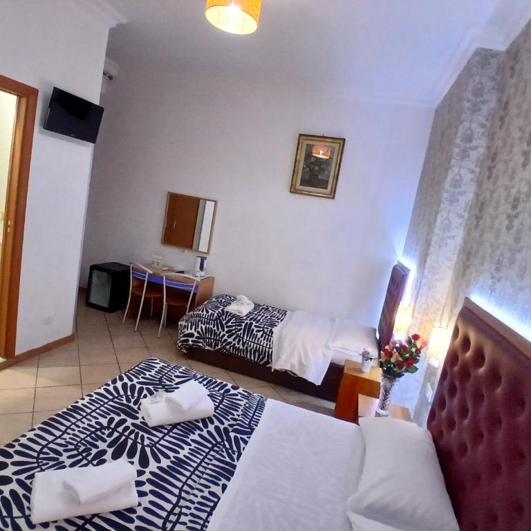 A&C Much More II - Triple Room with Bathroom - 6